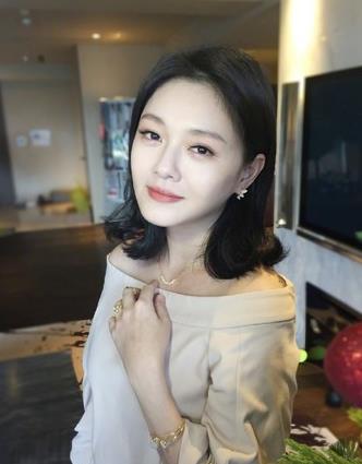 大S撩发晒雪肤侧颜 没想到撞脸杨幂