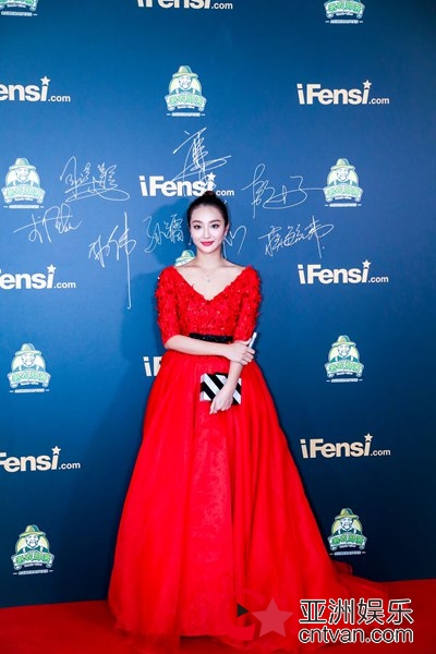 演员殷叶子红裙宛若公主 惊艳亮相粉丝网盛典