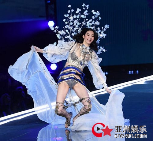 奚梦瑶回应维密秀摔倒:对不起让大家失望了!