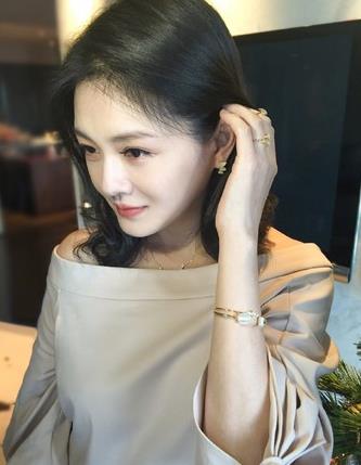 大S撩发晒雪肤侧颜 没想到撞脸杨幂