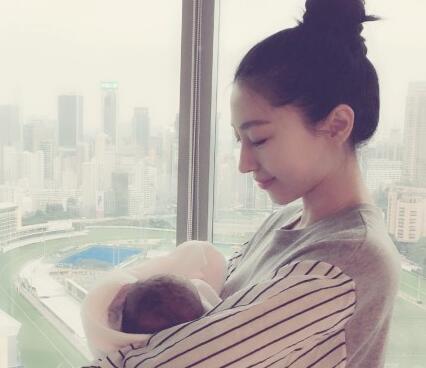 樊少皇妻子贾晓晨香港顺产生女(图)