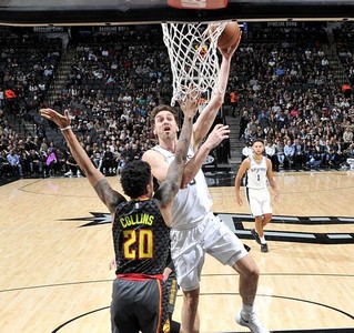 阿德22+11吉诺比利替补16分 马刺射落老鹰2连胜