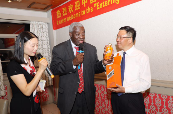 纳米比亚掀起茅台风 社会各界欢迎茅台团到来