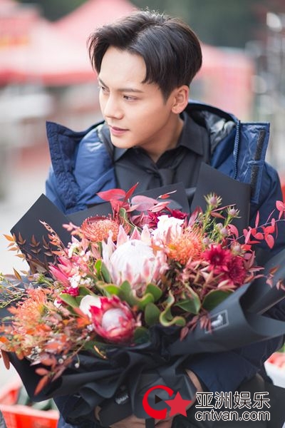 陈伟霆生日收特别礼物 粉丝公益应援爱“在心里”