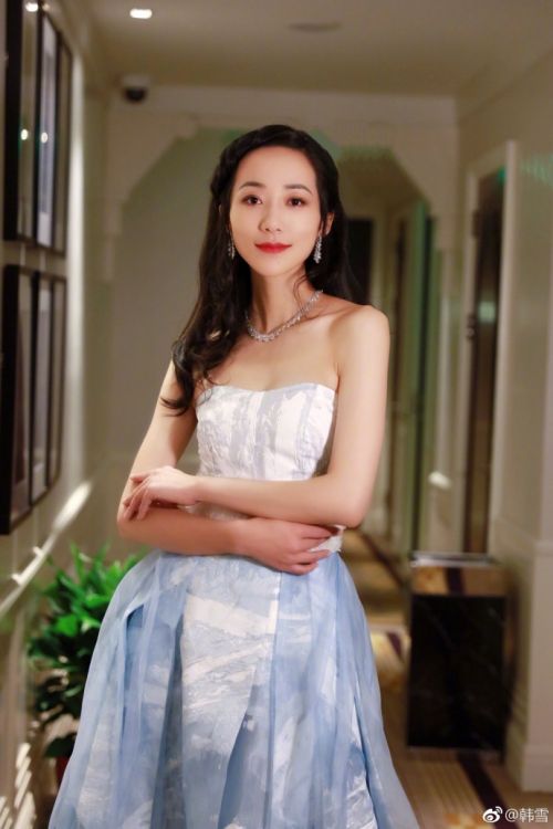 韩雪穿抹胸开衩裙美照，酥胸微露性感撩人