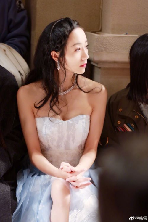 韩雪穿抹胸开衩裙美照，酥胸微露性感撩人