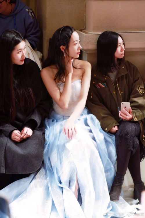 韩雪穿抹胸开衩裙美照，酥胸微露性感撩人