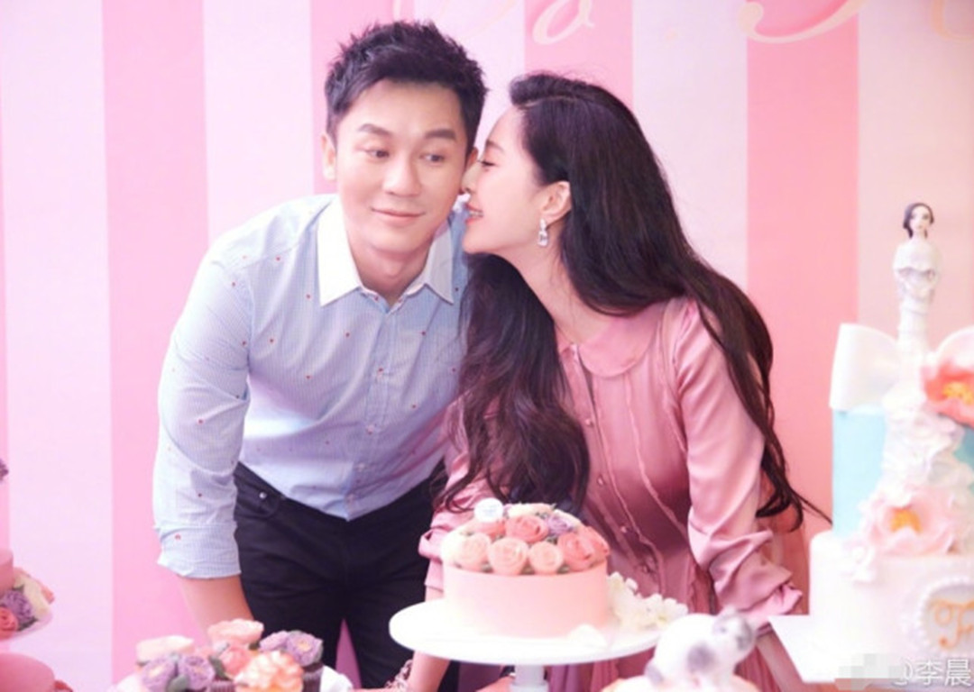 李晨恶搞范冰冰，当众秀恩爱