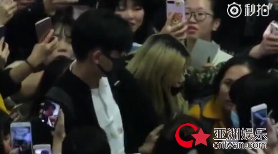 胡一天上海机场被粉丝围堵