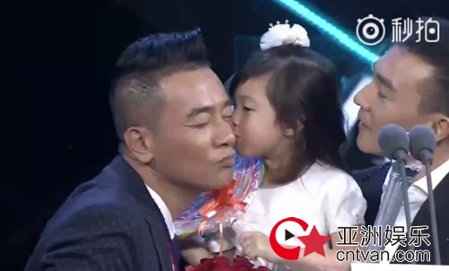 小泡芙亲陈小春 山鸡哥圆梦满脸幸福笑得合不拢嘴!