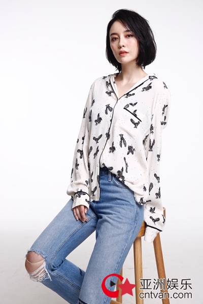 吕佳容最新写真大片 诠释行走的“简约少女”