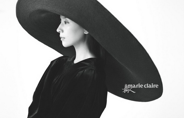 董洁曝时尚大片 黑白色调朦胧神秘