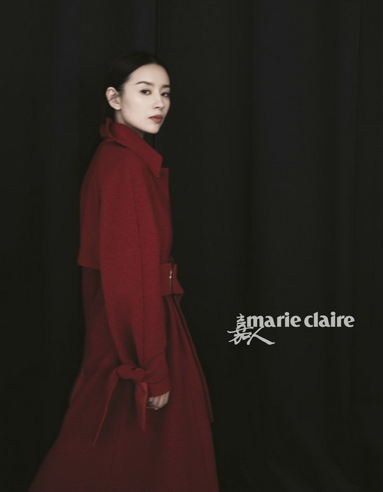 董洁曝时尚大片 黑白色调朦胧神秘
