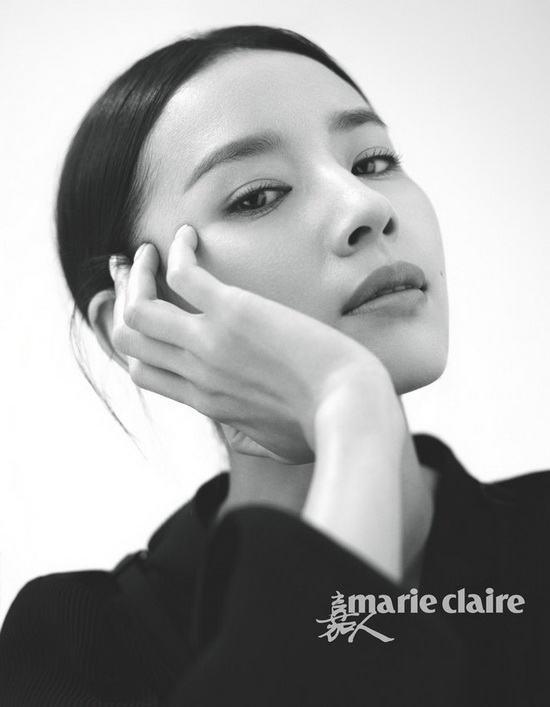 董洁曝时尚大片 黑白色调朦胧神秘