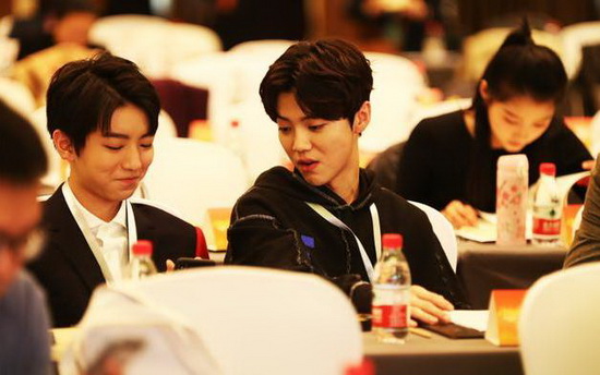 鹿晗关晓彤公布恋情后罕见同框（组图）