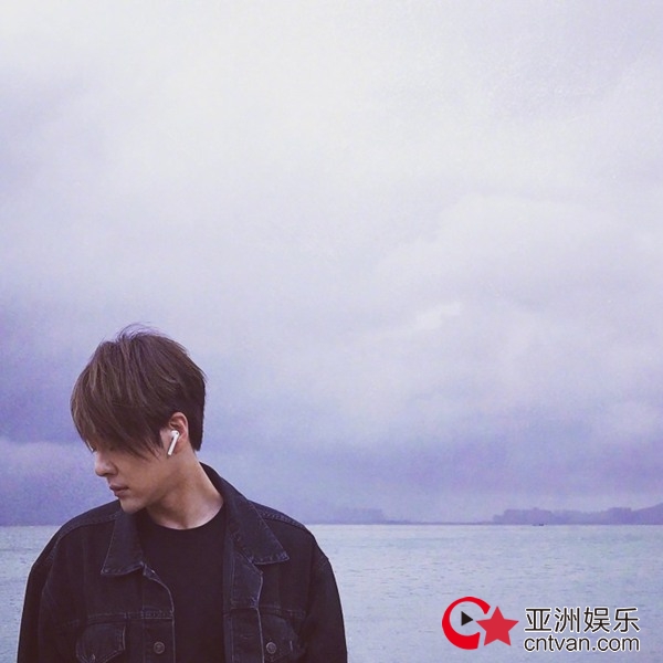 徐海乔晒海边街拍 光影之下慵懒随性