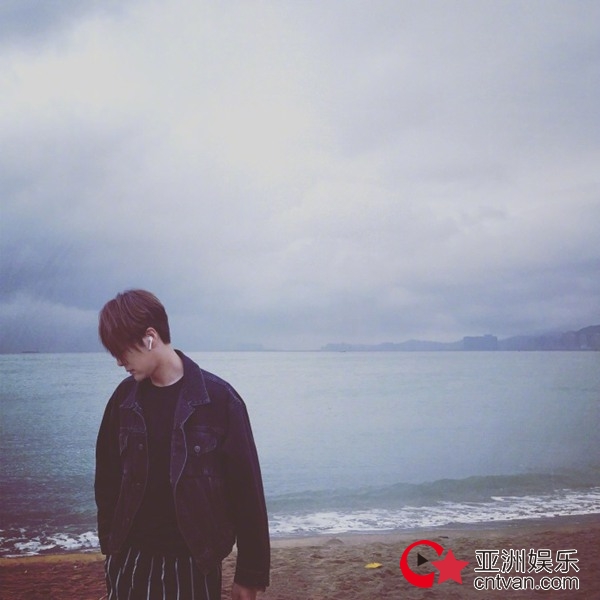 徐海乔晒海边街拍 光影之下慵懒随性