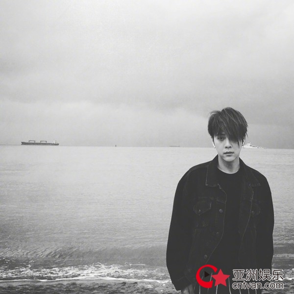 徐海乔晒海边街拍 光影之下慵懒随性