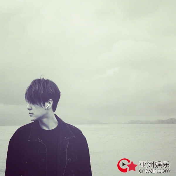 徐海乔晒海边街拍 光影之下慵懒随性