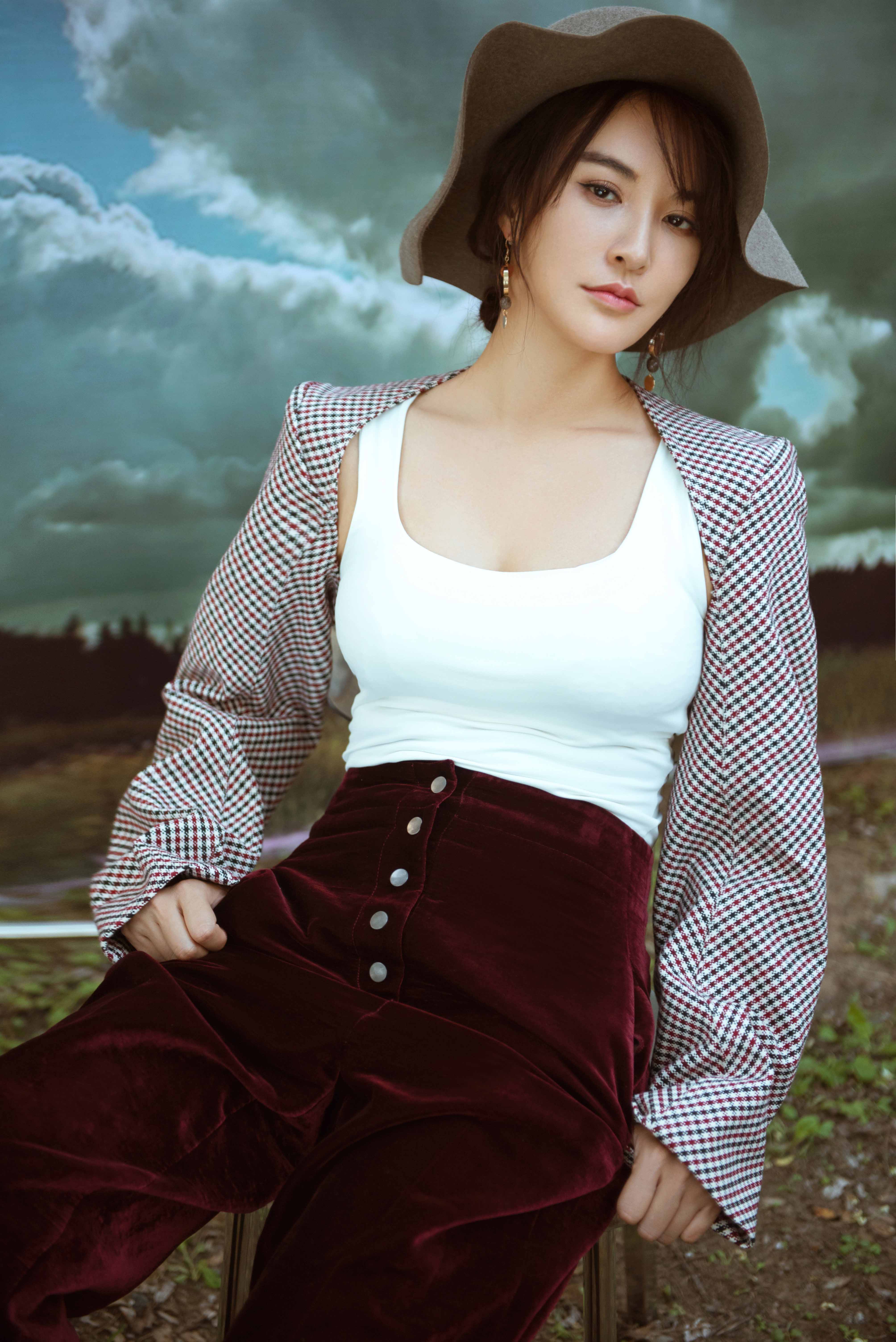 莫小奇英伦风写真曝光 性感妩媚又不失优雅