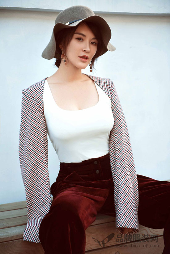 莫小奇英伦风美照 性感妩媚又不失优雅