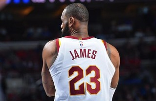 詹皇30＋13＋6率骑士8连胜　恩比德两双76人主场失利