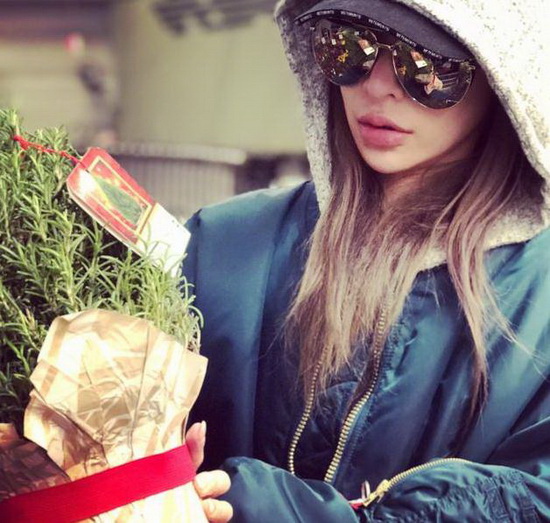 侧颜杀!萧亚轩晒照心情大好