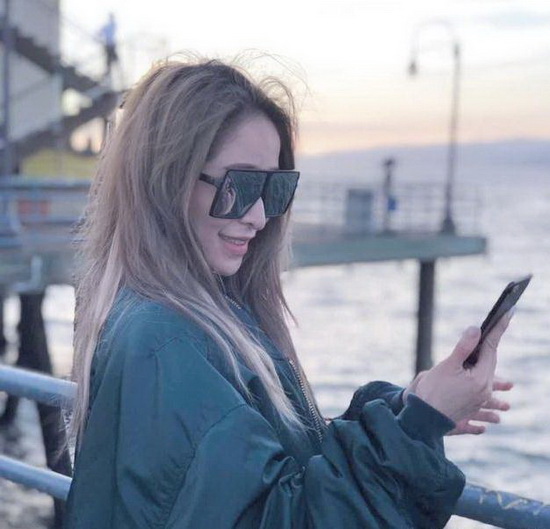 侧颜杀!萧亚轩晒照心情大好