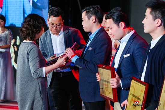 阿卡索外教网荣获新浪2017中国教育盛典两项大奖