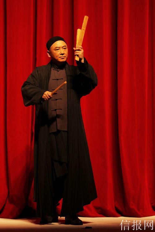 松二爷和刘麻子 第二幕演出前,观众在四川金钱板表演艺术家张徐的引导