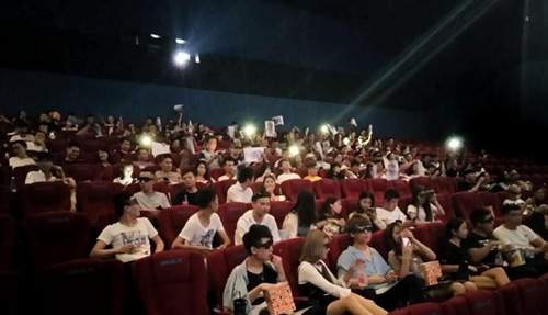 《猩球崛起3》震撼回归，万达IMAX零点场口碑爆棚