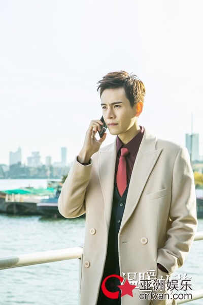 《温暖的弦》张翰重回伦敦感叹成长 携张钧甯甜蜜漫步剑桥