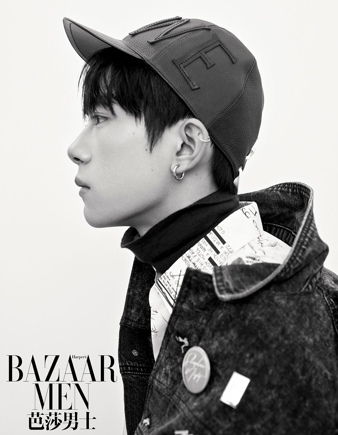 易烊千玺登杂志封面 造型多变风格独特