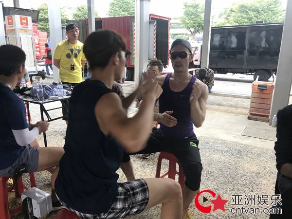 李光洁街边穿背心练拳 肌肉线条力量感爆棚