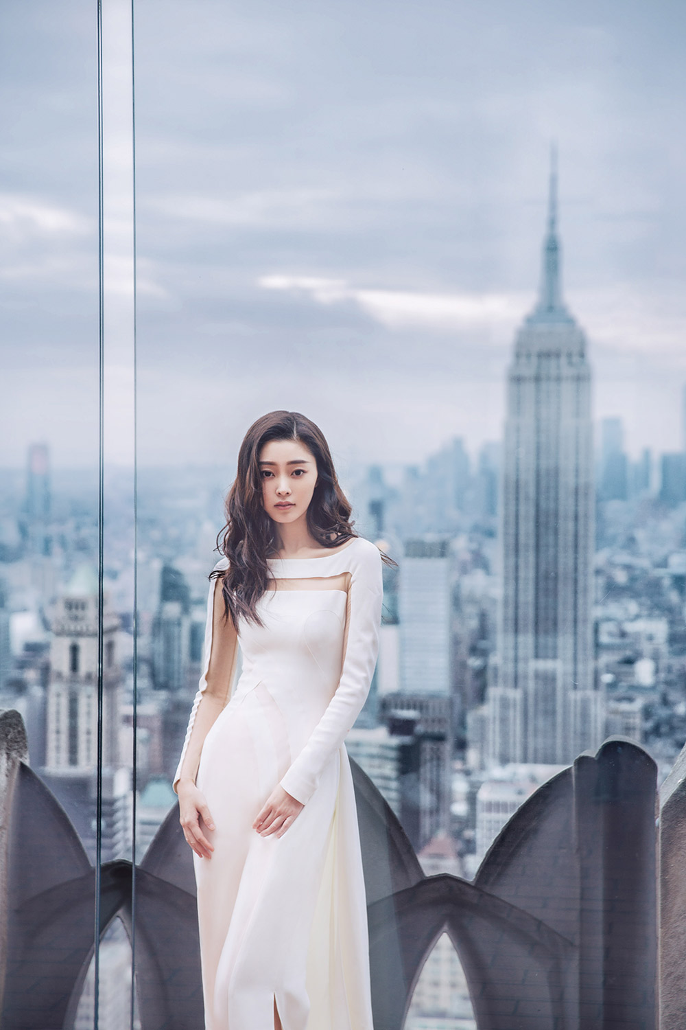 宋轶曝光纽约大片 白裙素雅细腰抢眼