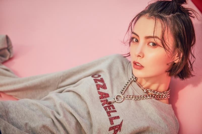 赵宇彤少女派丸子头 叛逆时尚展现多样魅力