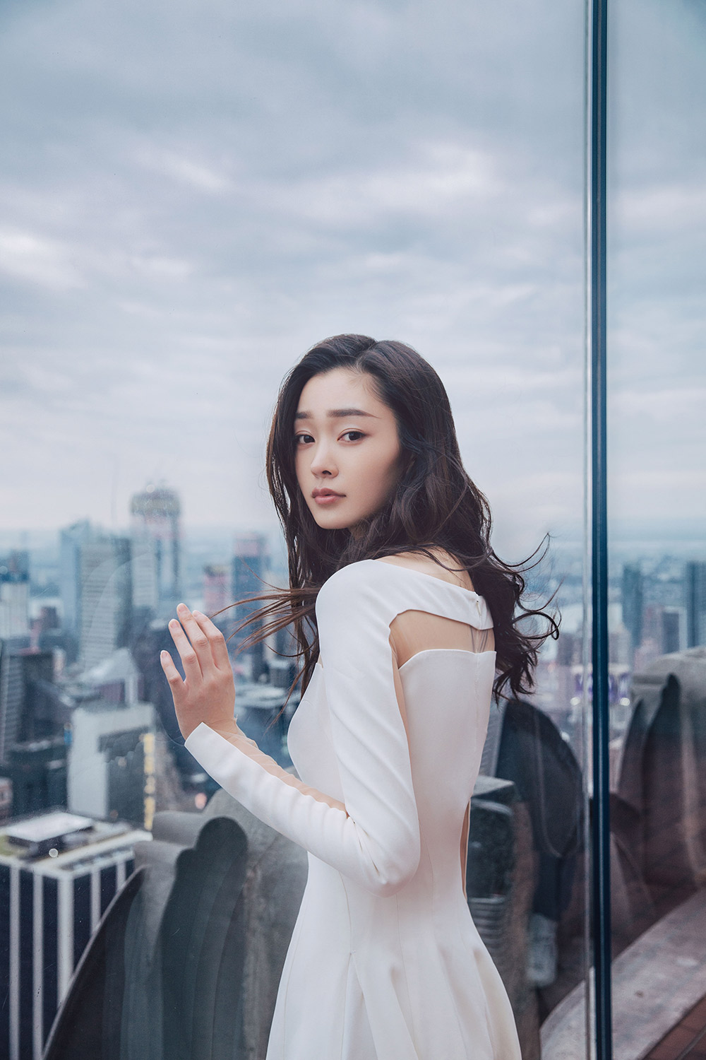 宋轶曝光纽约大片 白裙素雅细腰抢眼