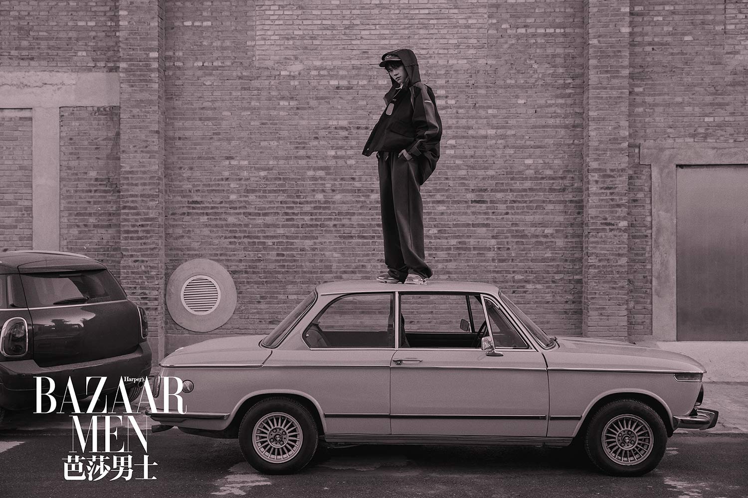 易烊千玺登杂志封面 造型多变风格独特