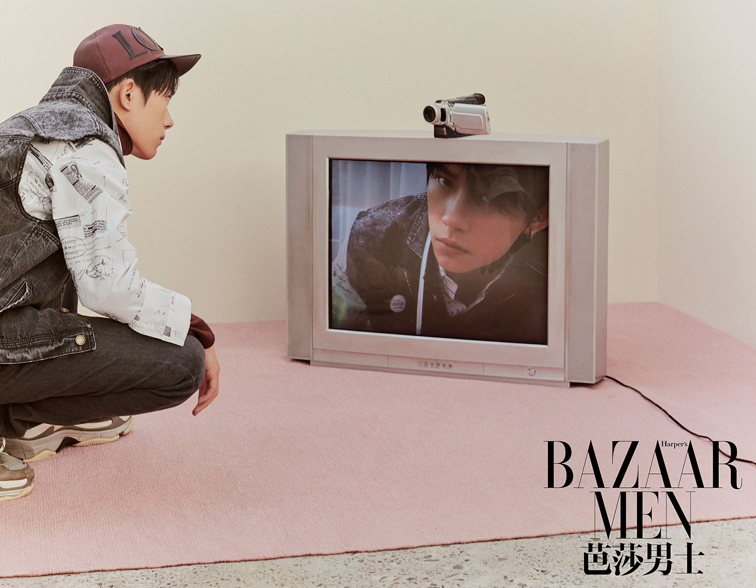 易烊千玺登杂志封面 造型多变风格独特