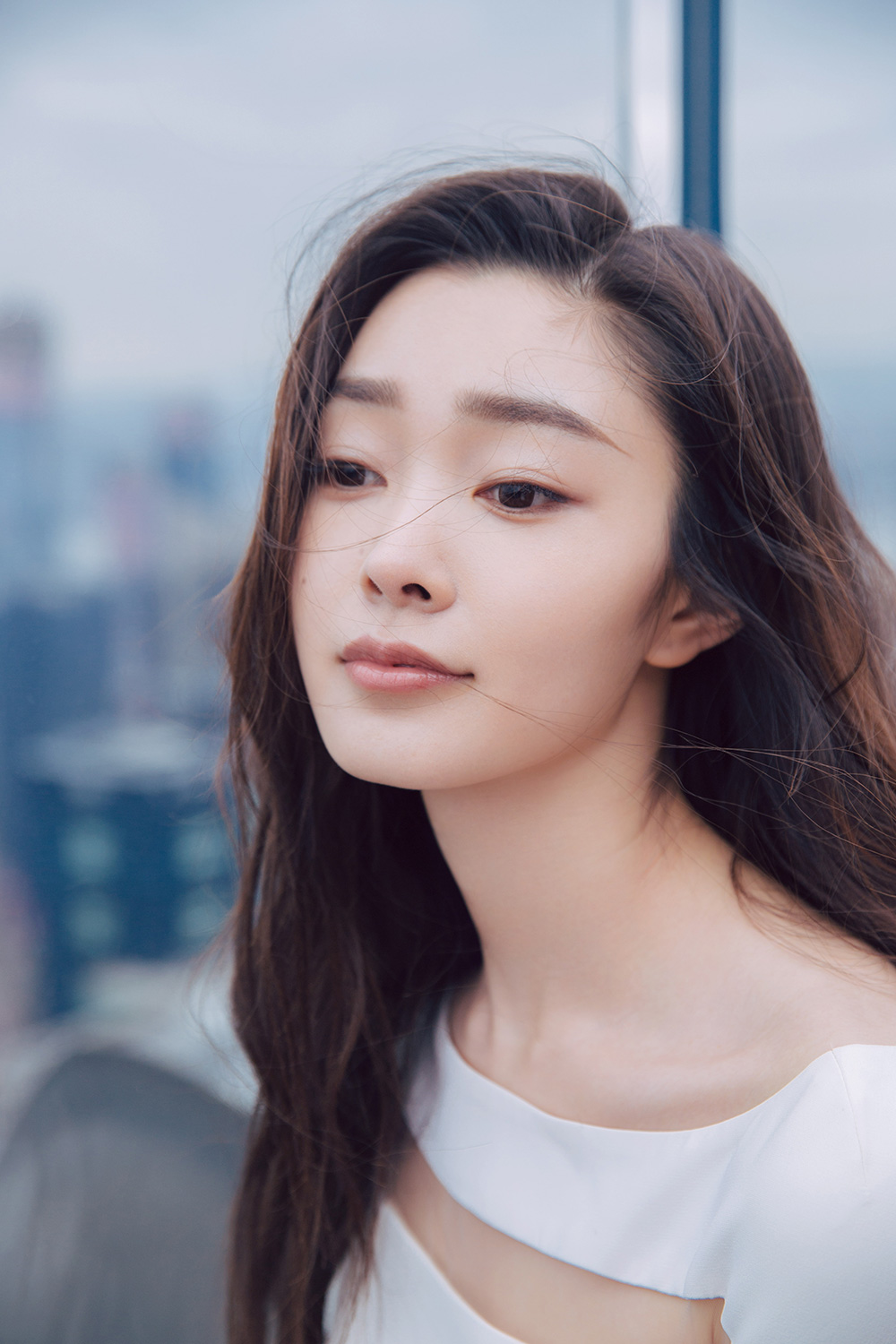 宋轶曝光纽约大片 白裙素雅细腰抢眼