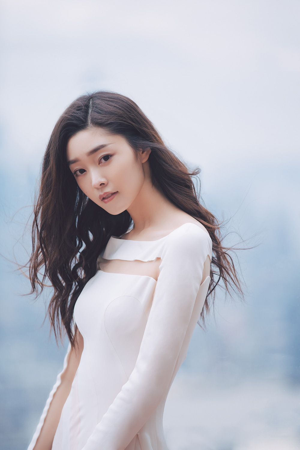 宋轶曝光纽约大片 白裙素雅细腰抢眼