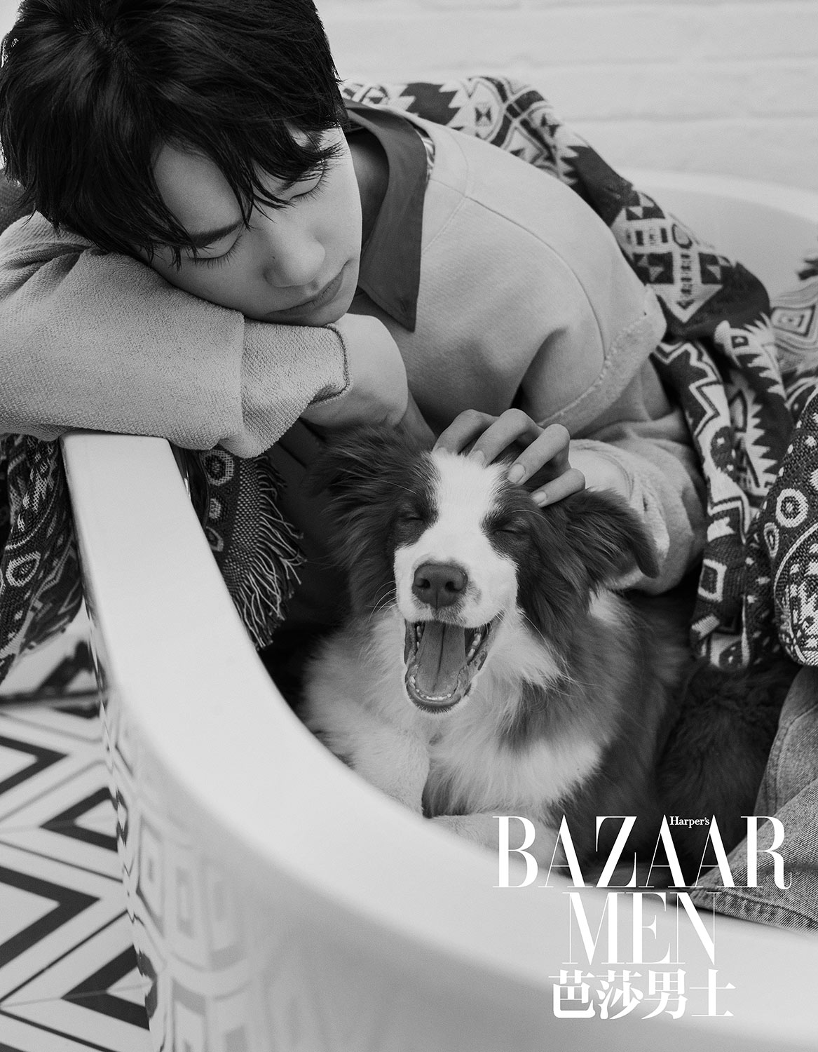 易烊千玺登杂志封面 造型多变风格独特