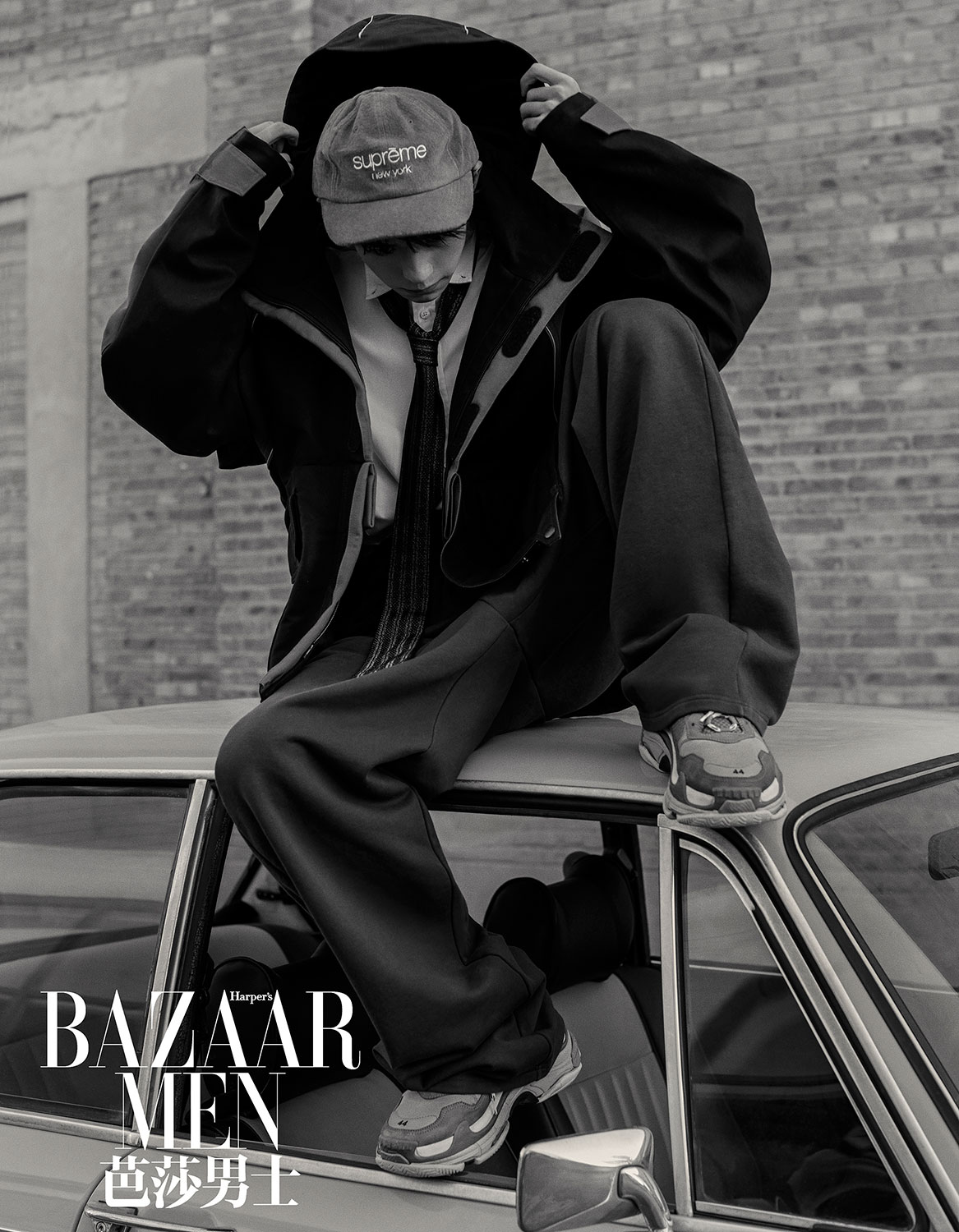 易烊千玺登杂志封面 造型多变风格独特