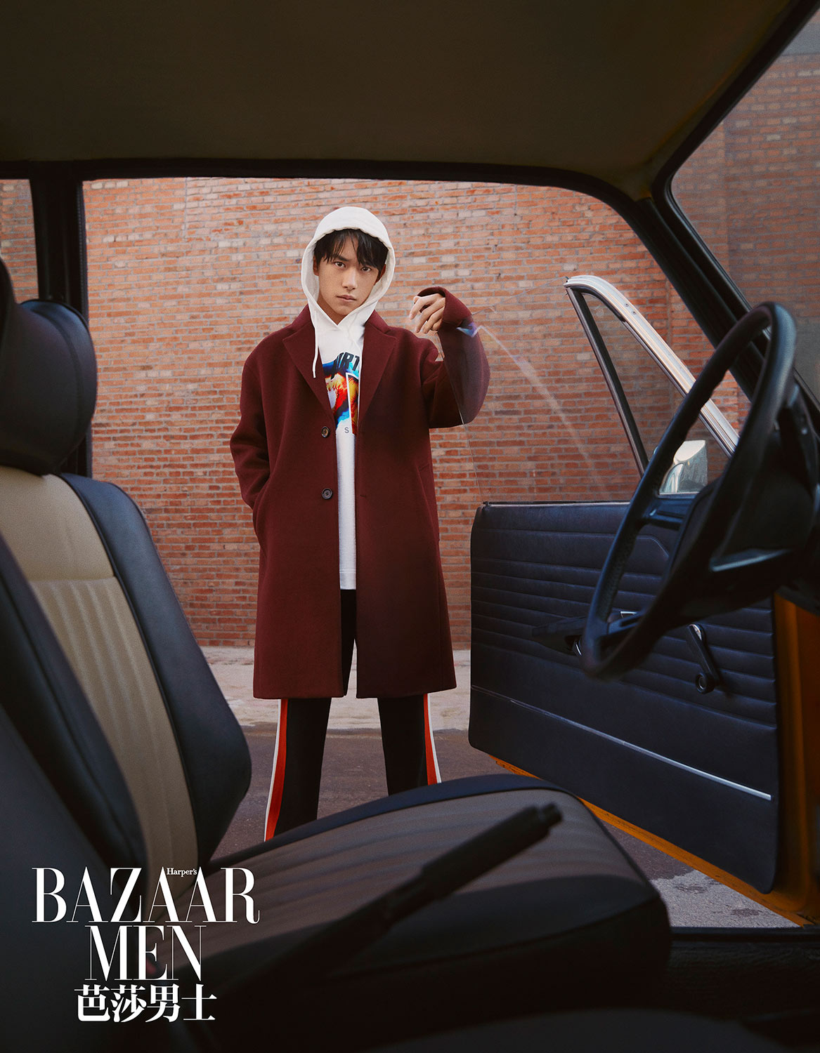 易烊千玺登杂志封面 造型多变风格独特