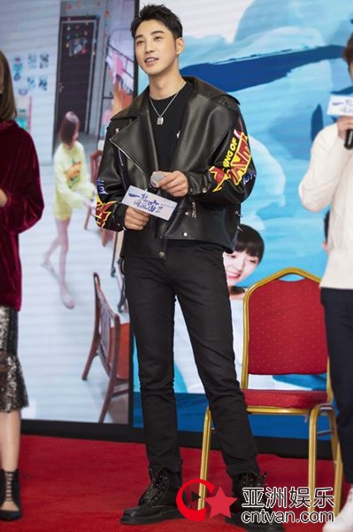 《一起同过窗2》欢乐开学 庞瀚辰化身酷炫学长