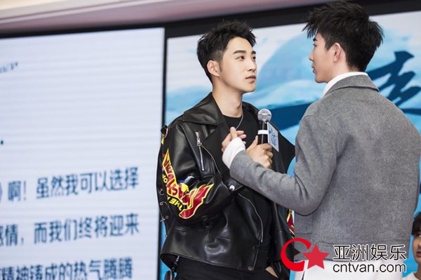 《一起同过窗2》欢乐开学 庞瀚辰化身酷炫学长