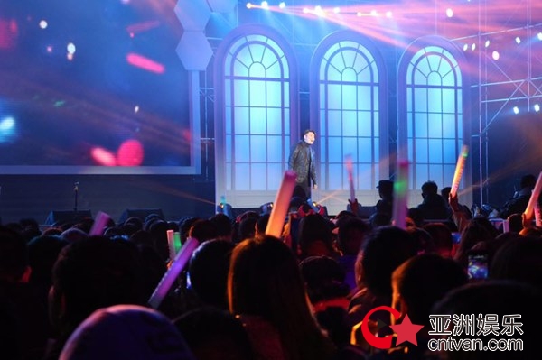 情歌王阿杜惊喜现身南京 献唱经典歌曲不负期待