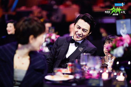 吴亦凡赵丽颖分获'尖叫男神&女神' GAI称或与PG One合作