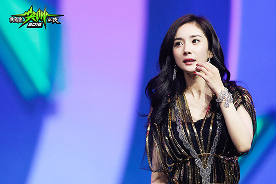 吴亦凡赵丽颖分获'尖叫男神&女神' GAI称或与PG One合作