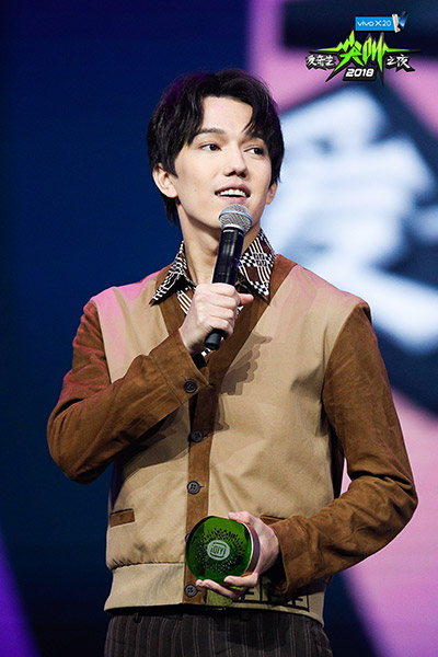 吴亦凡赵丽颖分获'尖叫男神&女神' GAI称或与PG One合作